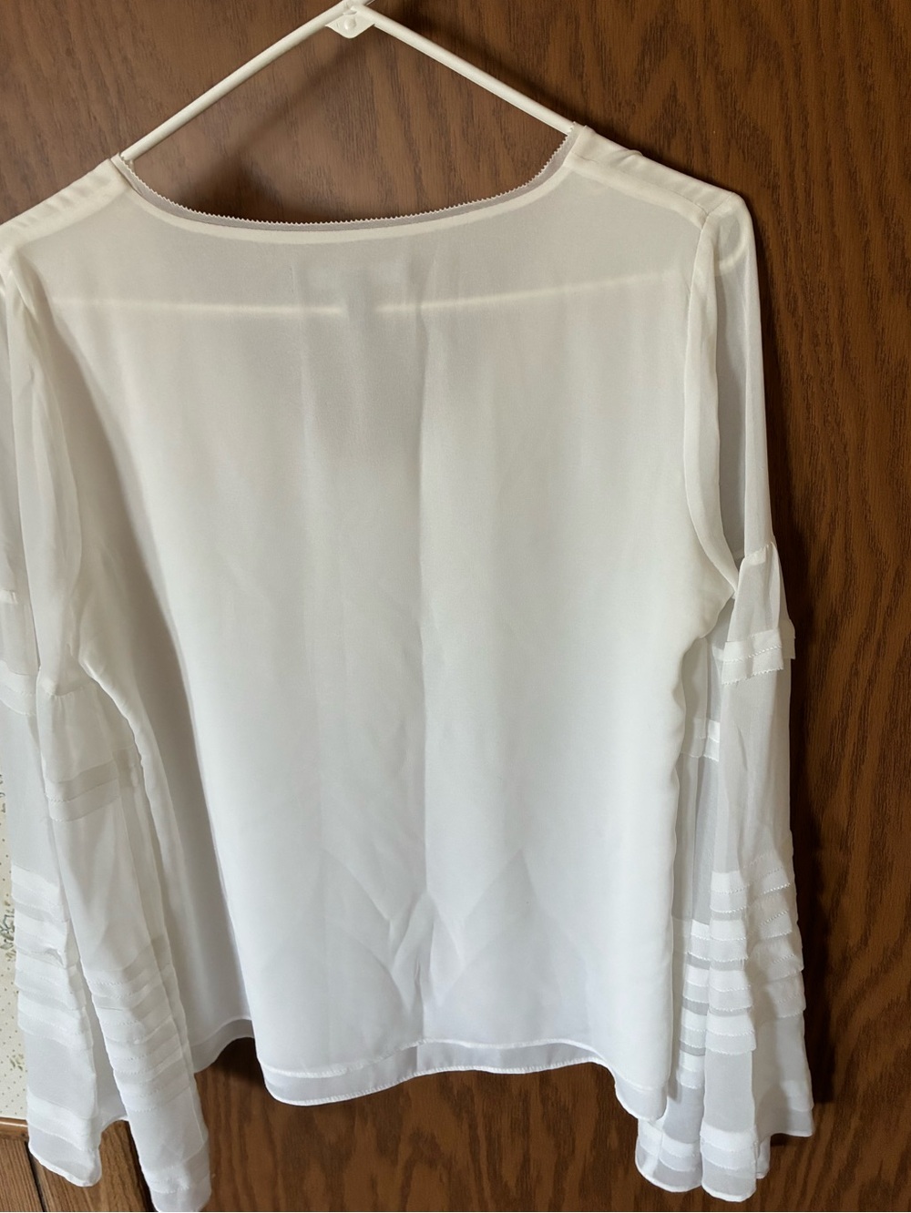 White House Black Market Cream Long-Sleeve V-Neck Bell Sleeve Blouse 4 - Picture 4 of 7